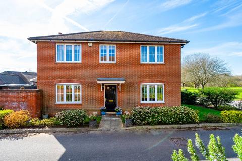 Oakdene Place, Guildford, GU3 4 bed detached house for sale