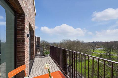 Clapton Common, London E5 2 bed flat for sale