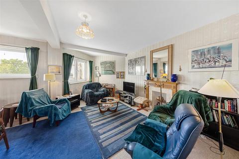 Upper Richmond Road, SW15 3 bed flat for sale