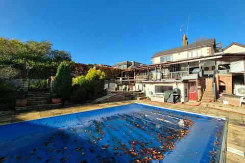 Kings Road, Alton, Hampshire, GU34 1PZ 6 bed house of multiple occupation for sale
