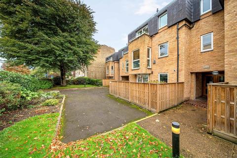 Twickenham Road, Teddington, TW11 1 bed flat for sale