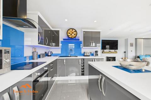 6 bedroom semi-detached house for sale