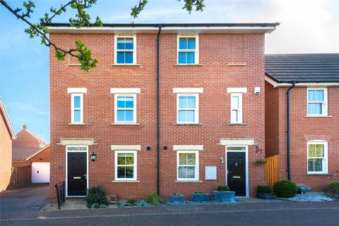 Kiln Drive, Woburn Sands, Milton... 4 bed semi