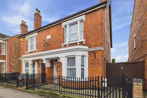 Tweenbrook Avenue, Linden, Gloucester 3 bed semi