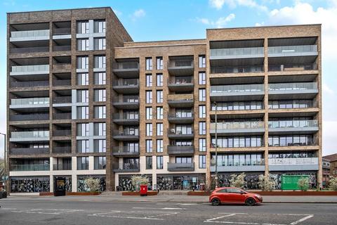 Staines,  Surrey,  TW18 2 bed flat for sale