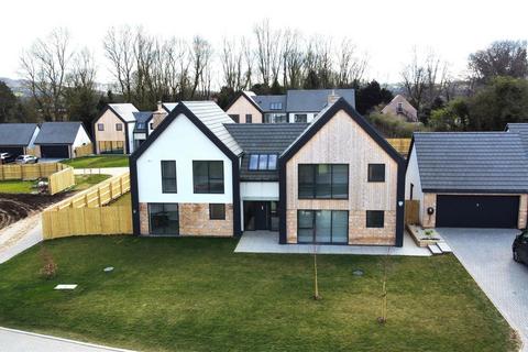 4 bed detached house