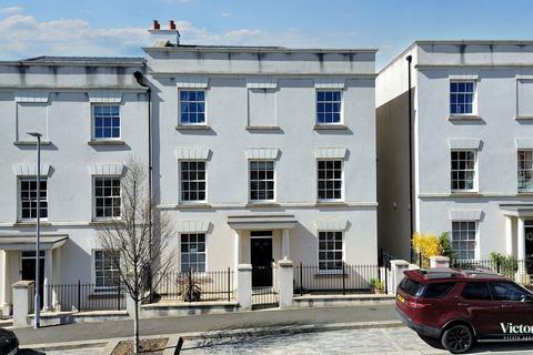6 bedroom semi-detached house for sale