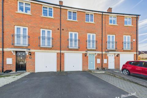 Noble Crescent, Aylesbury... 4 bed townhouse for sale