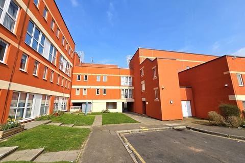 King Georges Close, Rayleigh, Essex 2 bed flat for sale