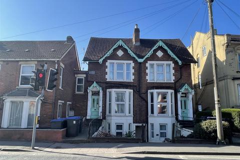 Wilton Road, Salisbury SP2 2 bed flat for sale