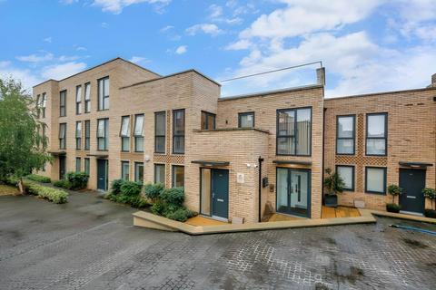 Kempton Mews, East Ham, E6 2BF 1 bed apartment for sale