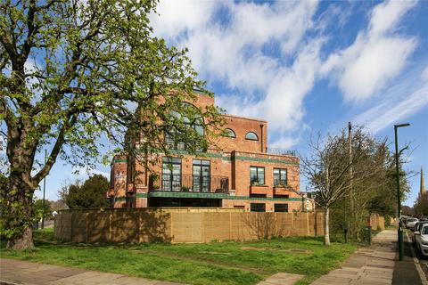 St. James's Road, Hampton Hill 2 bed penthouse for sale