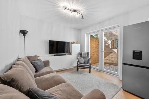 Longmans Mews, Kingston Road, Raynes... 2 bed apartment for sale