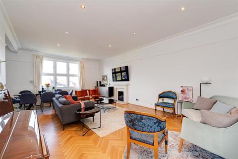 Belsize Park Gardens, Belsize Park NW3 3 bed apartment for sale