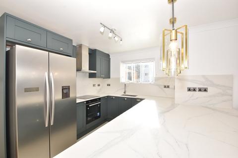 High Point, Weybridge, KT13 3 bed ground floor flat for sale
