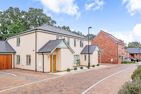 Watlington Gardens, Great Warley... 3 bed semi