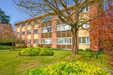 Brockley Combe, Weybridge, KT13 2 bed apartment for sale