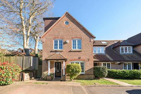 Kyngeshene Gardens, Surrey GU1 5 bed semi