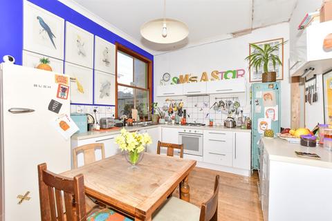 Westbourne Gardens, Folkestone, Kent 2 bed ground floor flat for sale