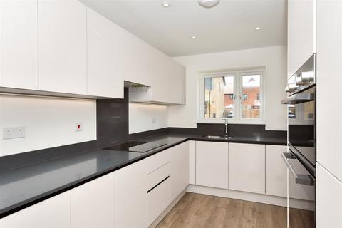 Ham Road, Faversham Lakes, Faversham... 3 bed semi