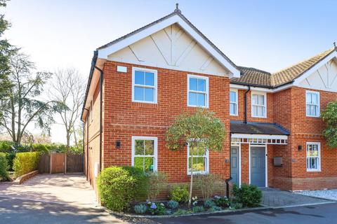 Warrens End, Addlestone, Surrey, KT15 4 bed semi
