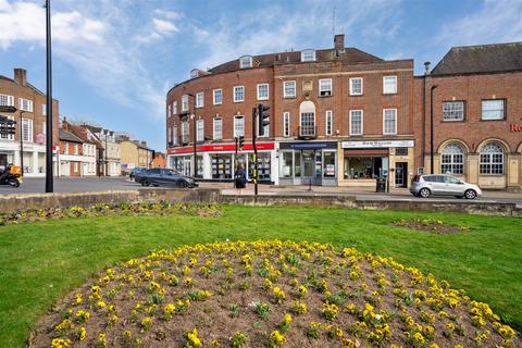 Easton Street, High Wycombe HP11 2 bed flat for sale