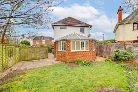 BITTERNE! NO FORWARD CHAIN! UNIQUE... 2 bed detached house for sale