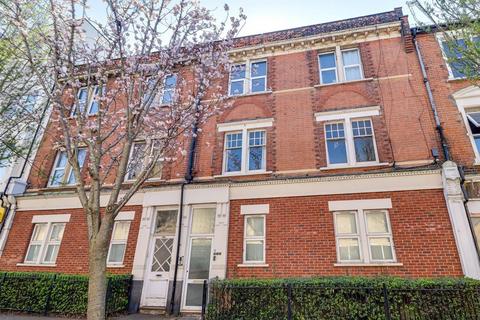 3 bedroom flat for sale