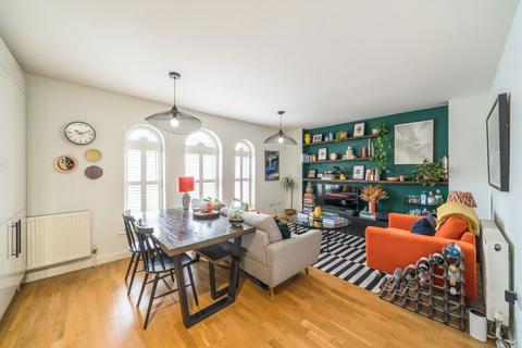 Upper Richmond Road, London SW15 2 bed flat for sale