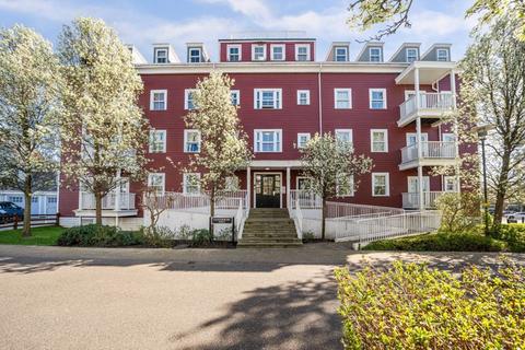 Lewiston Close, Worcester Park, KT4 2 bed apartment for sale