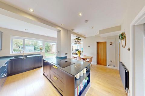 Dobb Brow Road, Westhoughton, BL5 3 bed semi