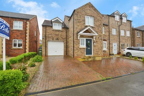 Windmill Way, Kirton Lindsey... 4 bed semi
