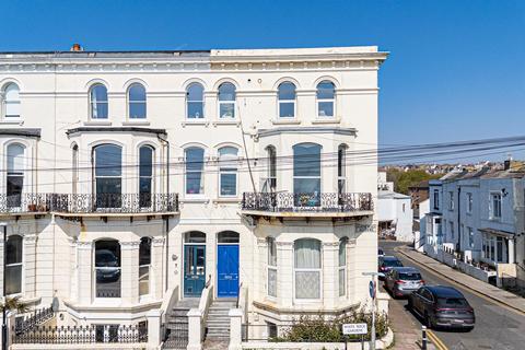 White Rock Gardens, Hastings 2 bed flat for sale