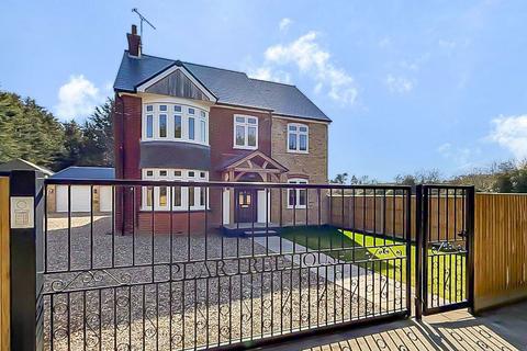 Otterham Quay Lane, Gillingham ME8 5 bed detached house for sale