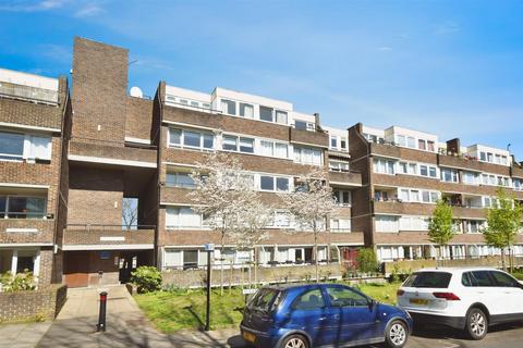 Augustus Close, Brentford 3 bed flat for sale