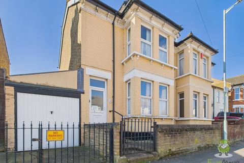 Franklin Road, Gillingham, Kent, ME7 4 bed semi