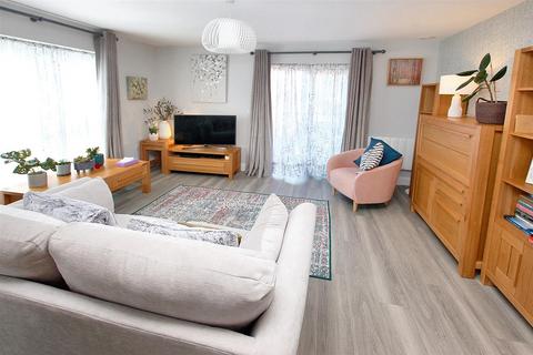 Herald Gardens, Tunbridge Wells 2 bed flat for sale