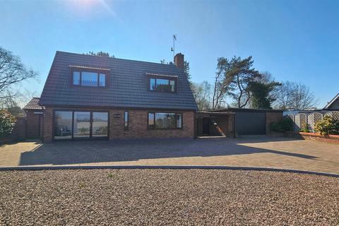 Hall Road, Hopton, Great Yarmouth 4 bed chalet for sale