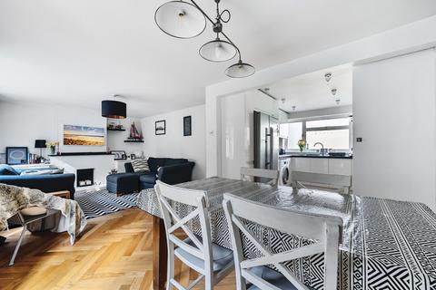Kings Road, Haslemere, Surrey, GU27 3 bed semi