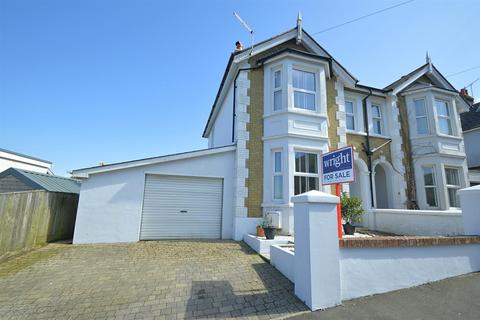 SHORT WALK TO OLD VILLAGE * SHANKLIN 3 bed semi