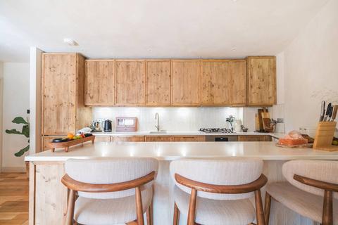 Cadmus Close, Clapham High Street... 2 bed flat for sale