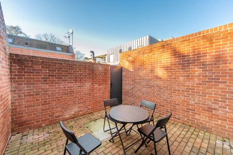 Elm Park, Stanmore, HA7 2 bed flat for sale