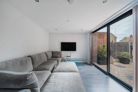 Elm Park, Stanmore, HA7 2 bed maisonette for sale