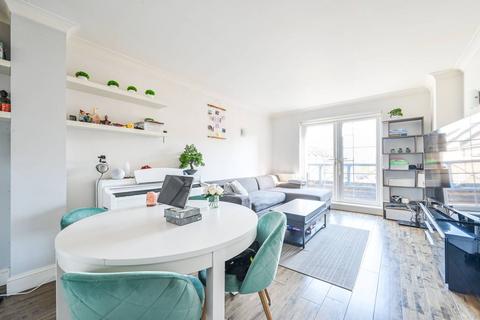 Charnwood Gardens, Docklands, London... 2 bed flat for sale