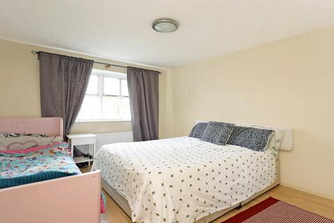 Shaftesbury Gardens, London 2 bed flat for sale