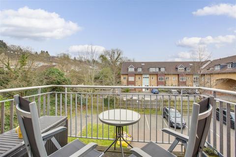 Chairborough Road, High Wycombe HP12 2 bed flat for sale