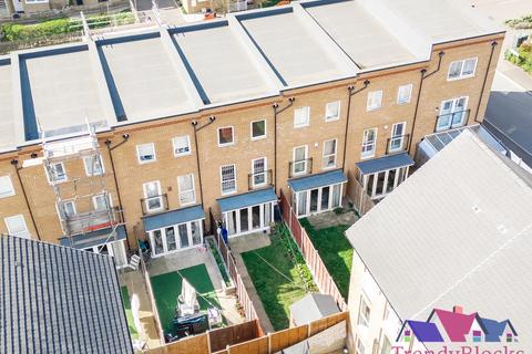 Burroughs Drive, Dartford DA1 4 bed terraced house for sale