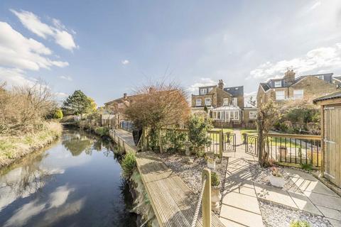 Linden Way, Shepperton TW17 3 bed semi