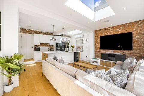 Tankerville Road, Streatham, London... 2 bed flat for sale