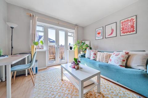 Broomwood Road, Battersea, London, SW11 3 bed flat for sale